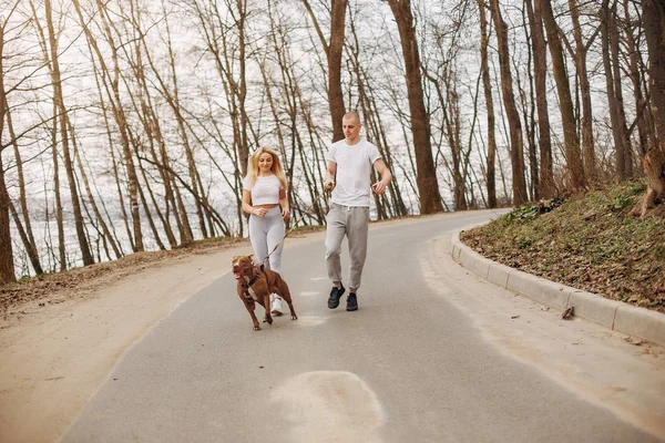 Bir yaz parkında spor çift — Stok fotoğraf