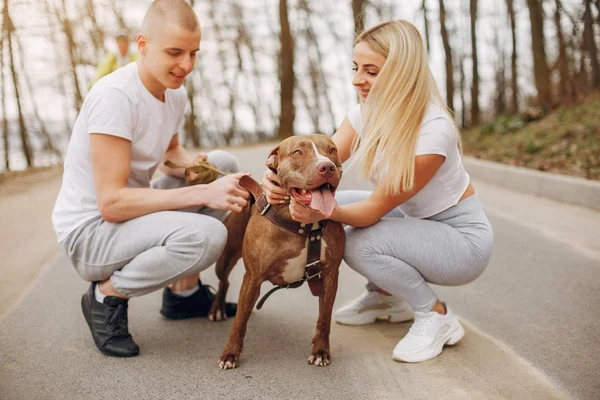 Bir yaz parkında spor çift