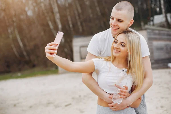 Casal de esportes em um parque de verão — Fotografia de Stock