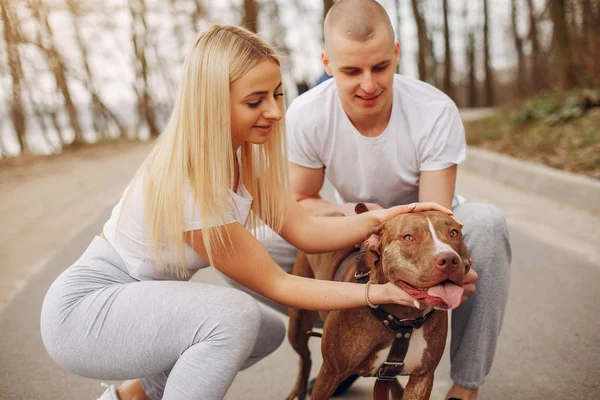 Sports couple in a summer park — Stock Photo, Image