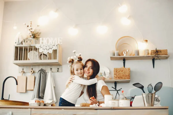 Aile kurabiye için hamur pişirir.