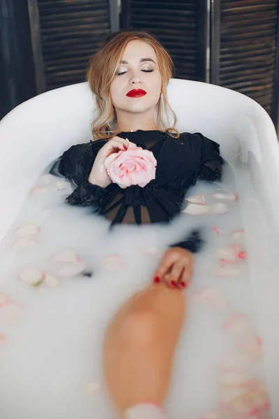 Şık ve güzel kız banyoda yatıyor — Stok fotoğraf