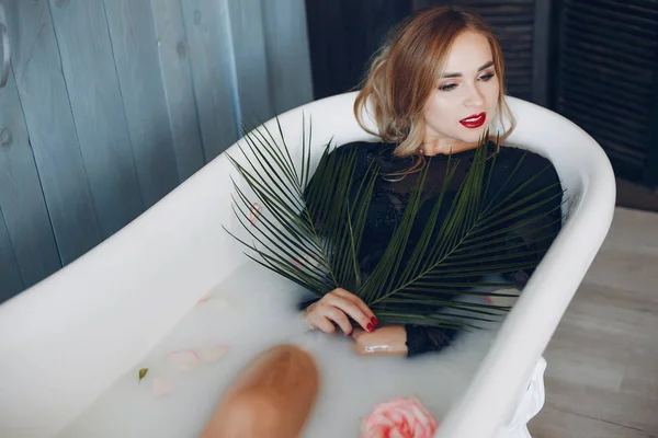 Stilig og vakker jente ligger på badet – stockfoto