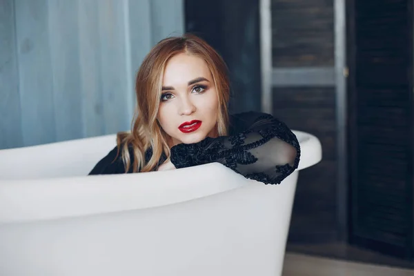 Elegante y hermosa chica se encuentra en el baño — Foto de Stock