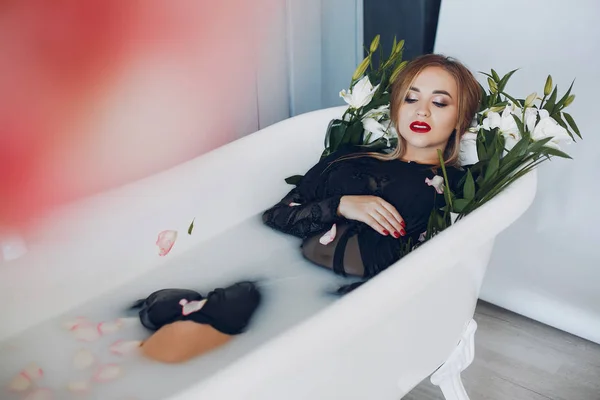 Elegante e bella ragazza si trova in bagno — Foto Stock