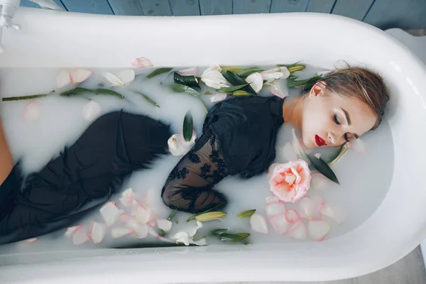 Стильна і красива дівчина лежить у ванній — стокове фото