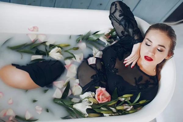 Стильна і красива дівчина лежить у ванній — стокове фото