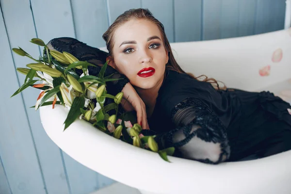 Elegantní a krásná dívka leží v koupelně — Stock fotografie