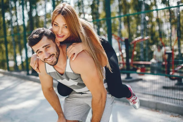 Bir sabah yaz parkta spor Çift