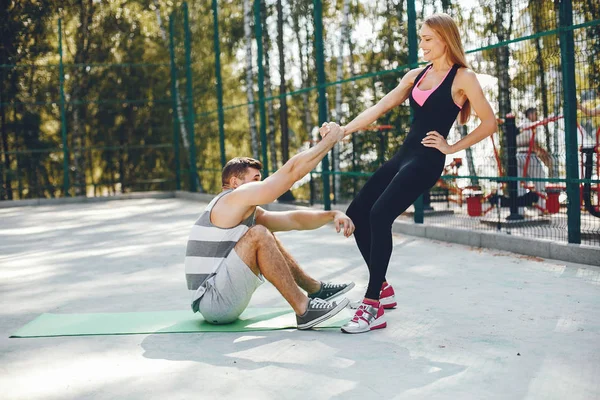 Couple sportif dans un parc d'été du matin — Photo