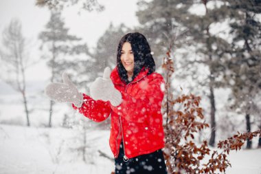 Kış parkında zarif ve genç bir kız.