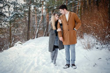 parkta yürüyen mutlu çift