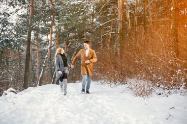 parkta yürüyen mutlu çift