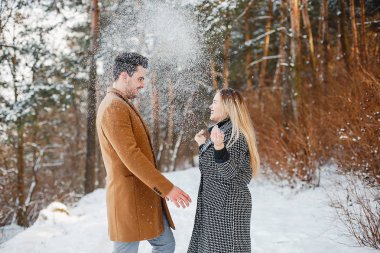 parkta yürüyen mutlu çift