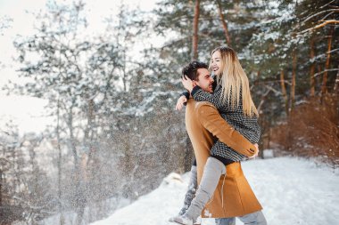 parkta yürüyen mutlu çift