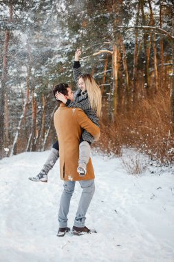 parkta yürüyen mutlu çift