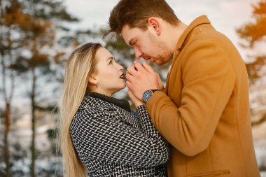 Parktaki mutlu genç çift