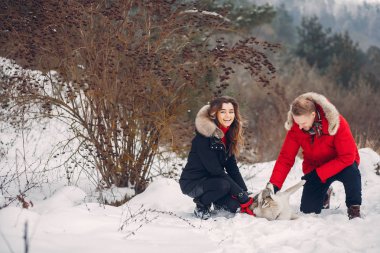 Güzel çift bir köpekle oynamayı