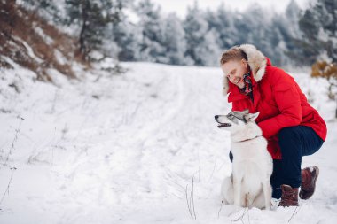 Güzel kadın bir köpekle oynamayı