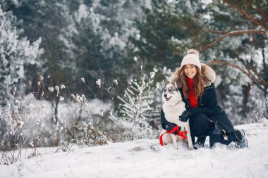 Güzel kadın bir köpekle oynamayı