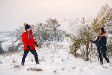 Sevgili çift kış parkında yürüyor.