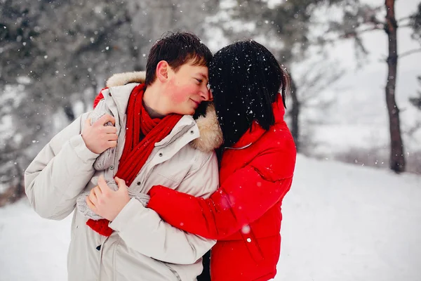 Любящая пара, гуляющая в зимнем парке — стоковое фото