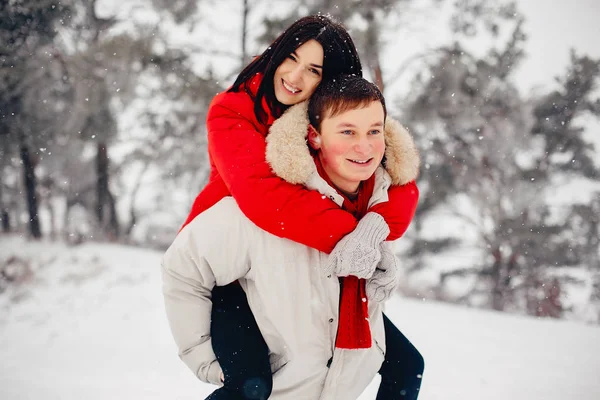 Casal amoroso andando em um parque de inverno — Fotografia de Stock