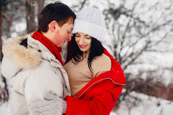 Couple amoureux marchant dans un parc d'hiver — Photo