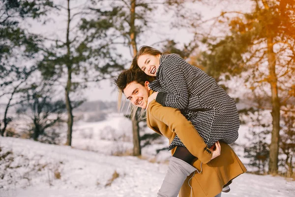 Glückliches Paar spaziert durch den Park — Stockfoto