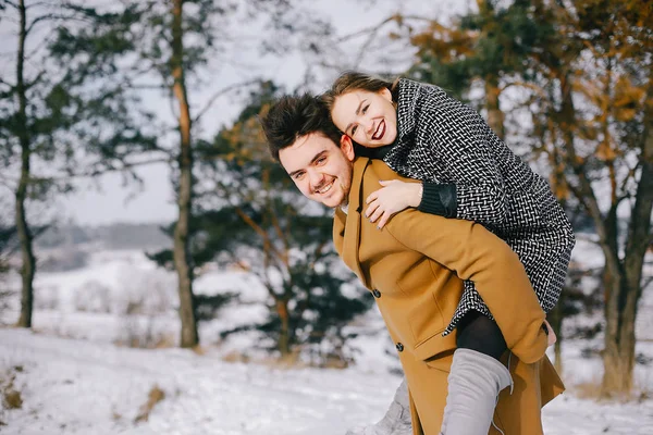 Couple heureux marchant dans le parc — Photo