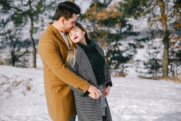 Couple heureux marchant dans le parc — Photo