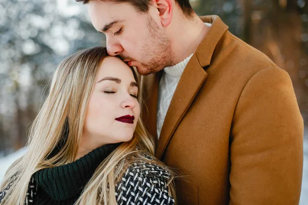 Couple heureux marchant dans le parc — Photo