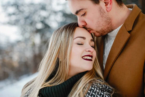 Couple heureux marchant dans le parc — Photo