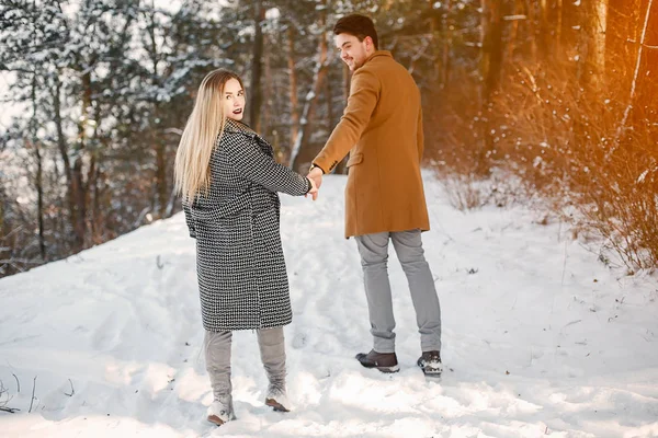 Couple heureux marchant dans le parc — Photo