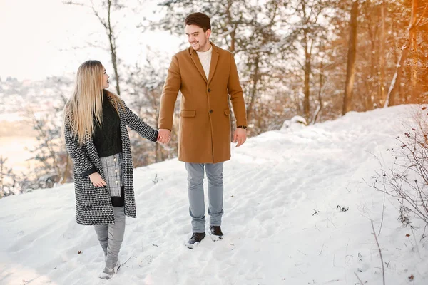 Casal feliz andando pelo parque — Fotografia de Stock