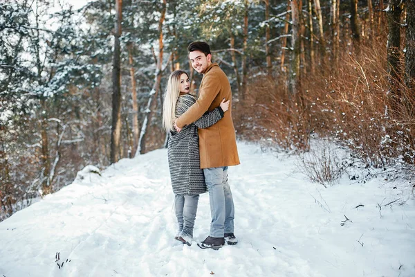 Couple heureux marchant dans le parc — Photo