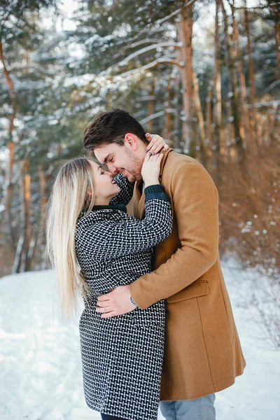 Couple heureux marchant dans le parc — Photo