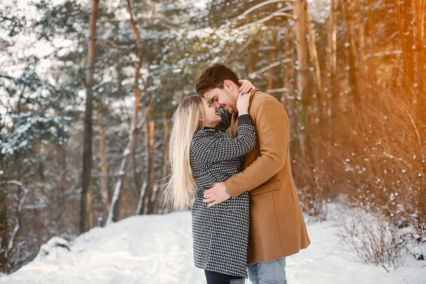 Couple heureux marchant dans le parc — Photo