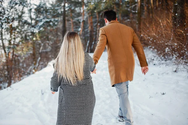 Cuplu fericit de mers pe jos prin parc — Fotografie, imagine de stoc