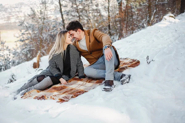 Feliz jovem casal no parque — Fotografia de Stock