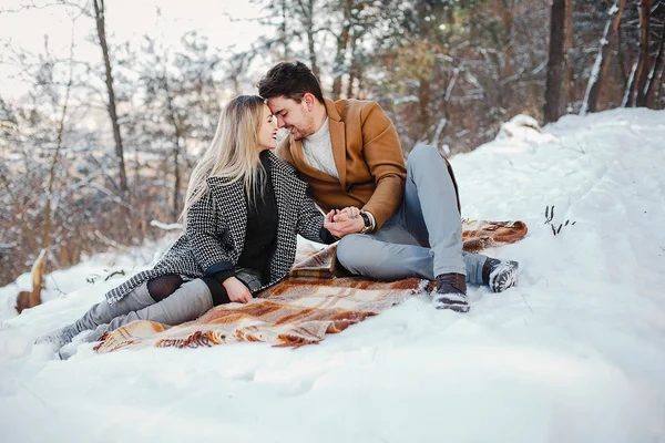 Lyckliga unga par i parken — Stockfoto