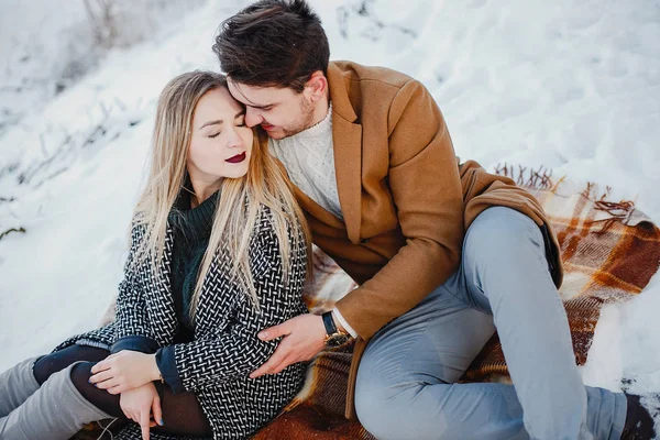 Heureux jeune couple dans le parc — Photo