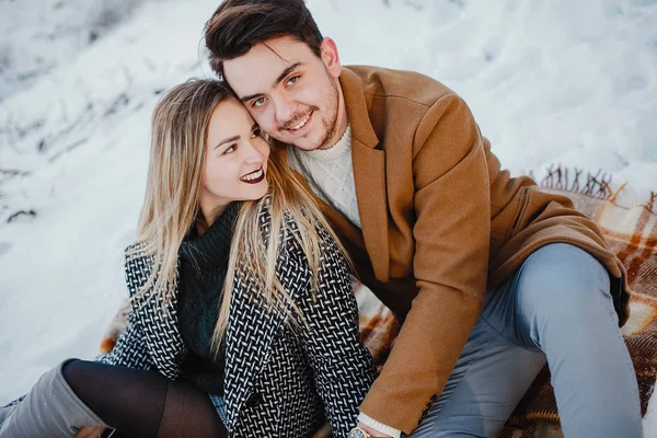 Feliz jovem casal no parque — Fotografia de Stock