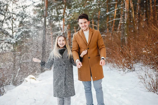 Glückliches Paar spaziert durch den Park — Stockfoto