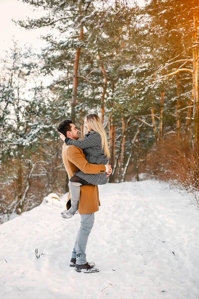 Couple heureux marchant dans le parc — Photo