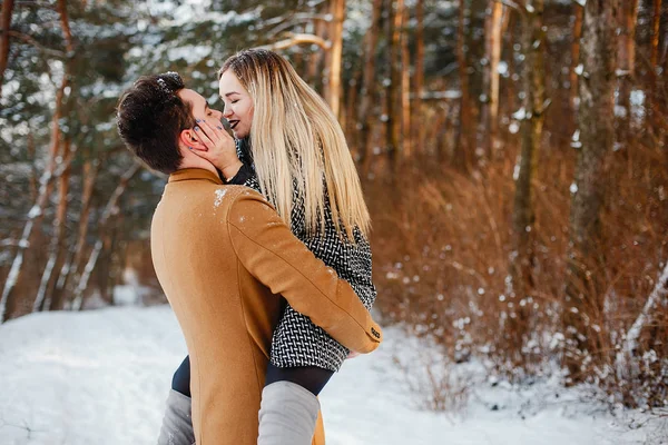 Couple heureux marchant dans le parc — Photo