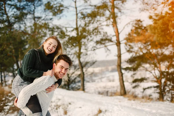 Feliz jovem casal no parque — Fotografia de Stock