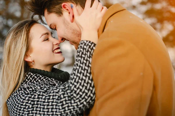 Heureux jeune couple dans le parc — Photo