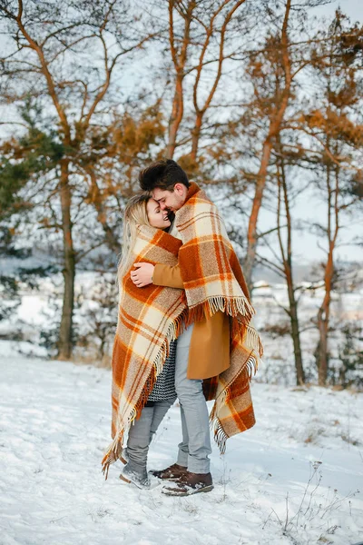 Couple heureux marchant dans le parc — Photo