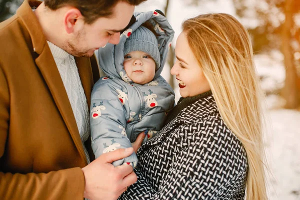 Heureuse famille de trois personnes dans le parc — Photo